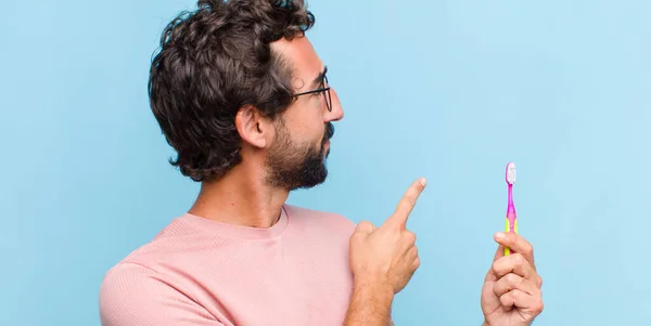 Jonge Man Met Baard Staande Wijzend Naar Object Kopieerruimte Achteraanzicht — Stockfoto