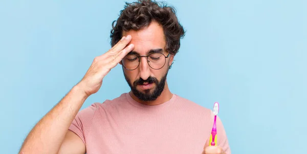 Jeune Homme Barbu Regardant Concentré Réfléchi Inspiré Remue Méninges Imaginant — Photo