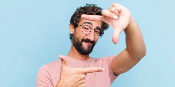 Jovem Barbudo Sentir Feliz Amigável Positivo Sorrindo Fazendo Retrato Moldura — Fotografia de Stock