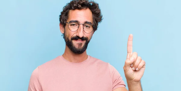 Jeune Homme Barbu Souriant Regardant Amical Montrant Numéro Premier Avec — Photo