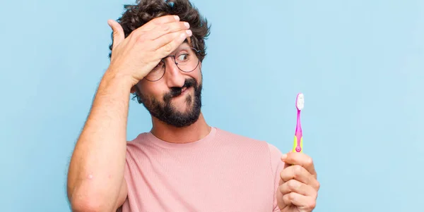 Junger Bärtiger Mann Der Panik Über Eine Vergessene Frist Gerät — Stockfoto