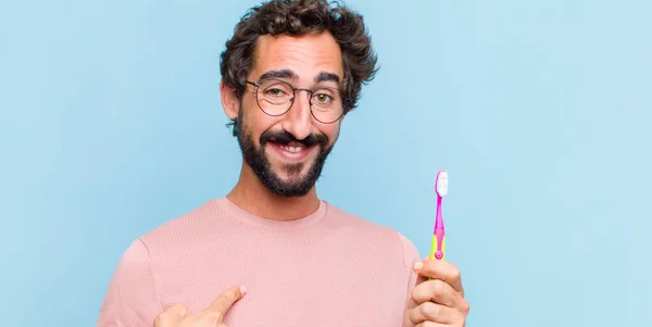 Jovem Barbudo Olhando Feliz Orgulhoso Surpreso Alegremente Apontando Para Mesmo — Fotografia de Stock