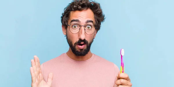 Young Bearded Man Looking Shocked Astonished Jaw Dropped Surprise Realizing — Stock Photo, Image