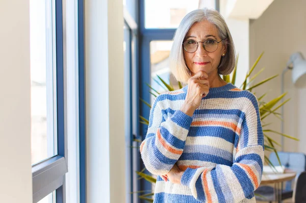 Mujer Mediana Edad Mirando Feliz Sonriendo Con Mano Barbilla Preguntándose — Foto de Stock