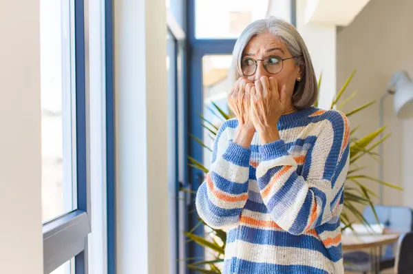 Orta Yaşlı Bir Kadın Endişeli Stresli Korkmuş Görünüyor Tırnaklarını Yiyor — Stok fotoğraf