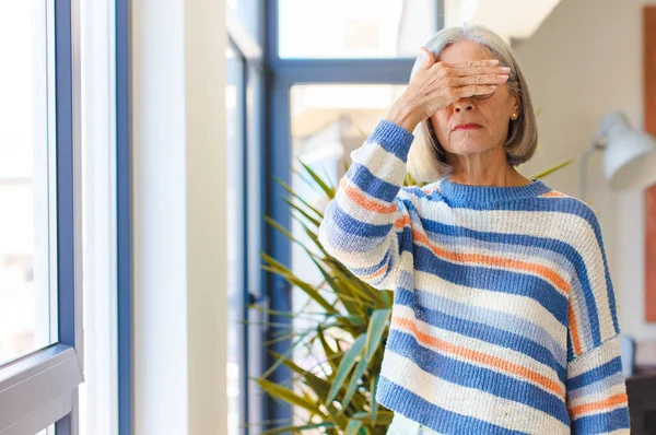 Orta Yaşlı Bir Kadın Tek Eliyle Gözlerini Kapatıyor Korkmuş Endişeli — Stok fotoğraf