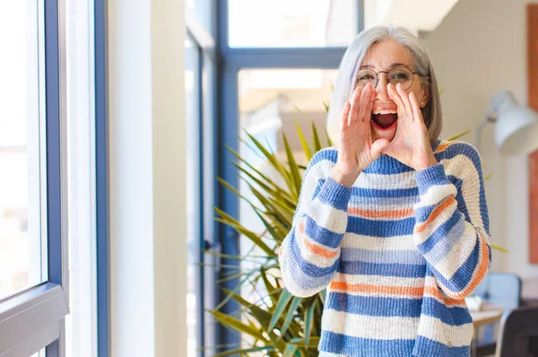 Orta Yaşlı Kadın Mutlu Heyecanlı Pozitif Hissediyor Elleri Ağızda Bağırarak — Stok fotoğraf