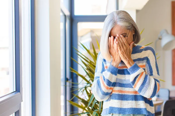 Žena Středního Věku Cítí Smutná Frustrovaná Nervózní Deprimovaná Zakrývá Obličej — Stock fotografie