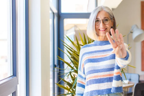 Mulher Meia Idade Sorrindo Olhando Amigável Mostrando Número Quatro Quarto — Fotografia de Stock