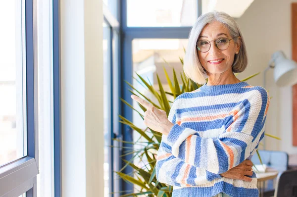 Mulher Meia Idade Sorrindo Alegremente Sentindo Feliz Apontando Para Lado — Fotografia de Stock