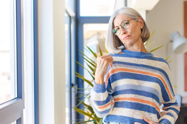 Mulher Meia Idade Olhando Arrogante Bem Sucedido Positivo Orgulhoso Apontando — Fotografia de Stock