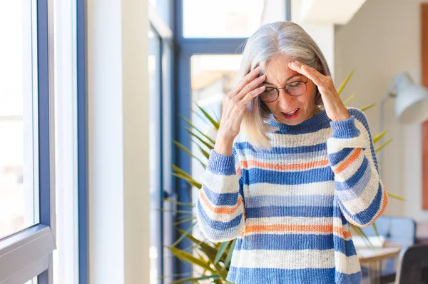 Stresli Hayal Kırıklığına Uğramış Görünen Orta Yaşlı Bir Kadın Baskı — Stok fotoğraf