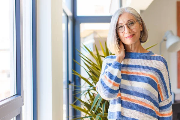 Mujer Mediana Edad Riendo Alegre Confiadamente Con Una Sonrisa Casual — Foto de Stock