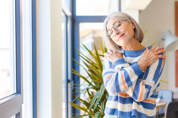Orta Yaşlı Bir Kadın Aşık Oluyor Gülümsüyor Sarılıyor Kendine Sarılıyor — Stok fotoğraf