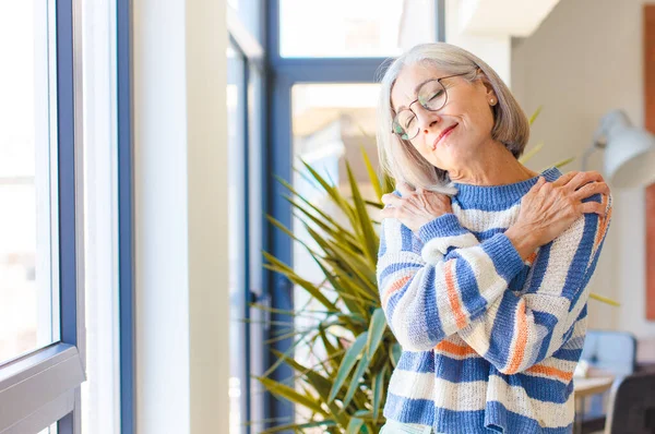 Frau Mittleren Alters Fühlt Sich Verliebt Lächelt Kuschelt Und Umarmt — Stockfoto