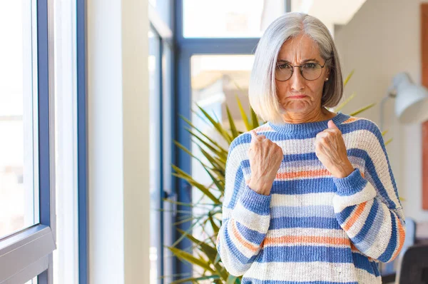 Orta Yaşlı Kadın Kendinden Emin Sinirli Güçlü Agresif Görünüyor Yumrukları — Stok fotoğraf