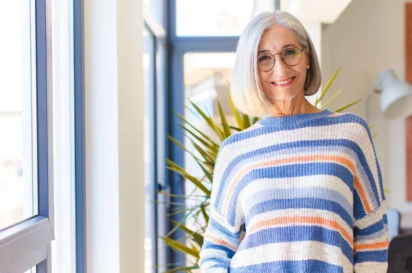 Frau Mittleren Alters Lächelt Fröhlich Und Lässig Mit Positiver Glücklicher — Stockfoto