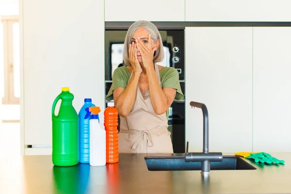 Donna Mezza Età Che Copre Viso Con Mani Sbirciando Tra — Foto Stock