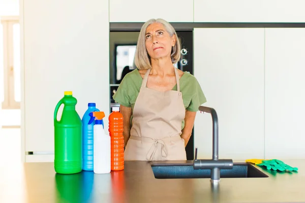 Donna Mezza Età Guardando Perplesso Confuso Chiedendo Cercando Risolvere Problema — Foto Stock