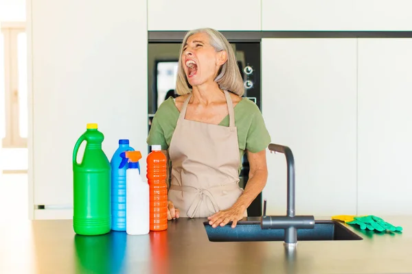 Donna Mezza Età Urlando Furiosamente Urlando Aggressivamente Cercando Stressato Arrabbiato — Foto Stock