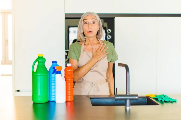 Donna Mezza Età Che Sente Scioccata Sorpresa Sorridente Presa Cuore — Foto Stock