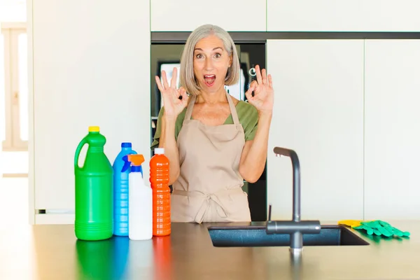 Donna Mezza Età Sente Scioccato Stupito Sorpreso Mostrando Approvazione Rendendo — Foto Stock