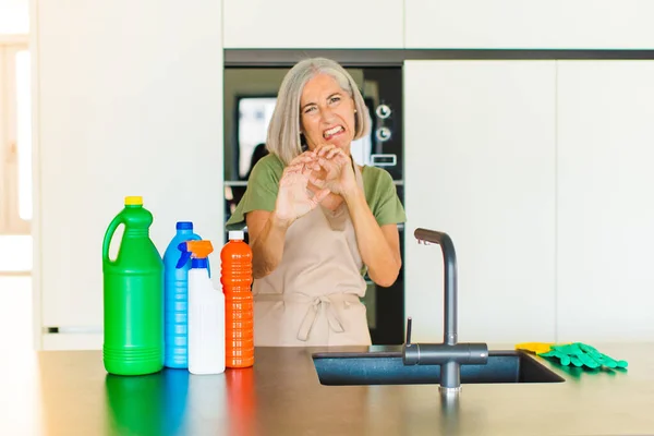 Donna Mezza Età Sente Disgustata Nauseata Allontanandosi Qualcosa Brutto Puzzolente — Foto Stock