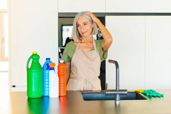 Donna Mezza Età Sorridente Allegramente Con Disinvoltura Prendendo Mano Alla — Foto Stock