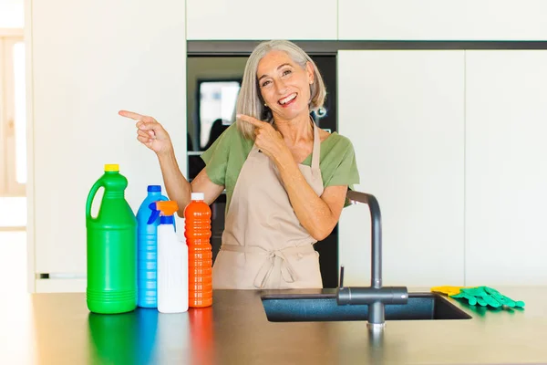 Donna Mezza Età Che Sente Gioiosa Sorpresa Sorridendo Con Espressione — Foto Stock