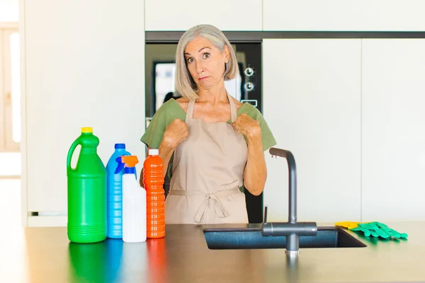 Donna Mezza Età Che Punta Con Uno Sguardo Confuso Quiz — Foto Stock