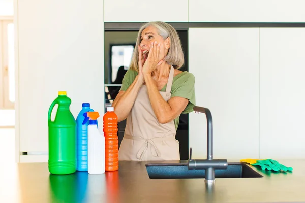 Donna Mezza Età Sentirsi Felice Eccitato Sorpreso Guardando Lato Con — Foto Stock