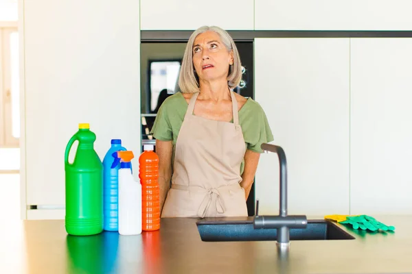 Donna Mezza Età Sente Scioccato Felice Stupito Sorpreso Guardando Lato — Foto Stock