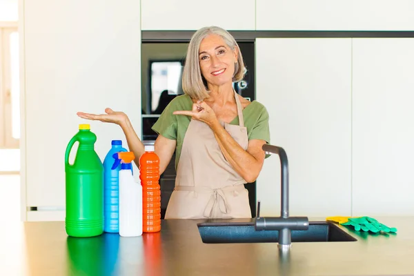 Donna Mezza Età Sorridente Allegramente Che Punta Copiare Spazio Sul — Foto Stock