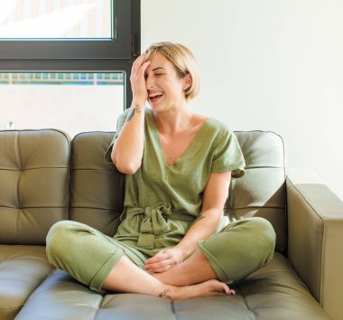 Güzel sarışın kadın gülüyor ve alnına şaplak atıyor. Unuttum ya da aptalca bir hataydı. 