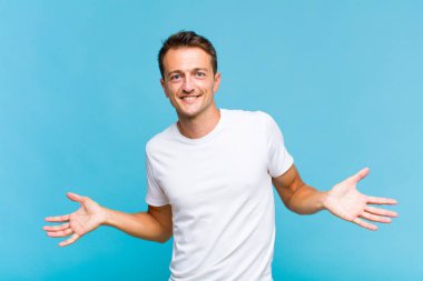 Genç yakışıklı adam mutlu, kibirli, gururlu ve kendini beğenmiş, kendini bir numara gibi hisseden