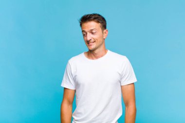 Genç, yakışıklı, endişeli, endişeli, korkmuş, panikleyen ve dişlerini sıkan bir adam.