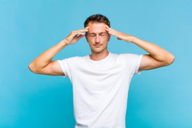 Genç yakışıklı adam konsantre, düşünceli ve ilham verici, beyin fırtınası yapıyor ve hayal kuruyor.