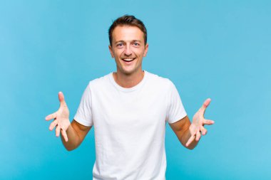 Genç yakışıklı adam kendini mutlu, şaşkın, şanslı ve şaşırmış hissediyor. İnanılmaz!