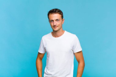 Genç yakışıklı, gururlu, kendinden emin, havalı, küstah, küstah, gülümseyen, başarılı hisseden bir adam.