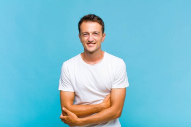 Genç ve yakışıklı bir adam endişeli, hasta, hasta ve mutsuz hissediyor. Ağrılı bir mide ağrısı ya da grip geçiriyor.