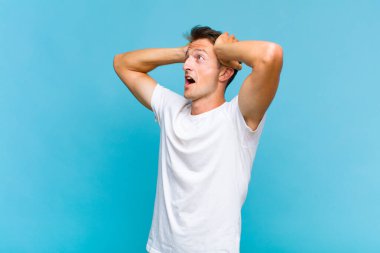 Genç ve yakışıklı bir adam, korkunç ve şok olmuş görünüyor. Korkunç bir hata yüzünden, el ele tutuşuyor.