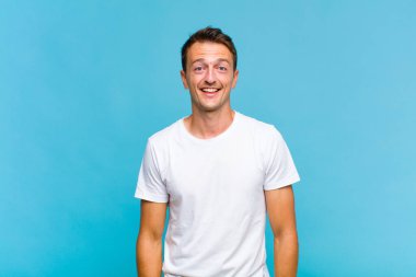 Genç yakışıklı, büyük, dost canlısı, kaygısız bir gülümsemesi olan, pozitif, rahat ve mutlu görünen, ürpertici