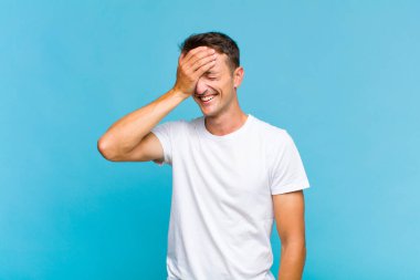 Genç yakışıklı adam gülüyor ve alnına şaplak atıyor. Unuttum ya da aptalca bir hataydı. 