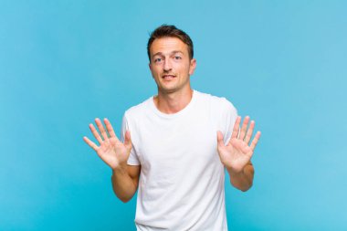 Genç yakışıklı adam gergin, endişeli ve endişeli görünüyor. Benim hatam olmadığını söylüyor. Yoksa ben yapmadım. 