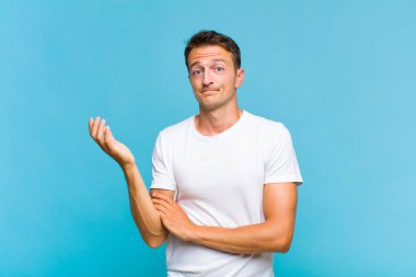 Genç yakışıklı bir adam kafası karışık ve bilgisiz, şüpheli bir açıklama ya da düşünceyi merak ediyor.