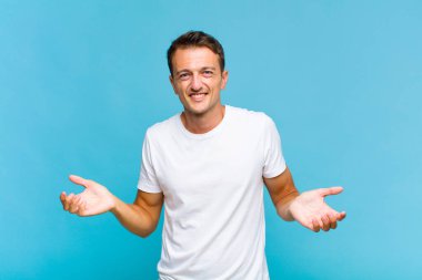 Genç yakışıklı bir adam bilgisiz ve kafası karışık, hangi seçeneği seçeceğinden emin değil, merak ediyor.