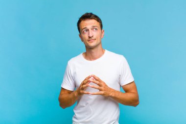 Genç yakışıklı adam entrikalar ve komplolar kuruyor, hilekar hileler ve hileler düşünüyor, kurnazlık ve ihanet