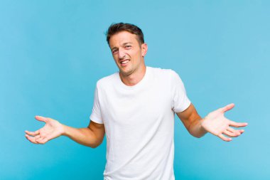 Aptal, deli, kafası karışmış, kafası karışmış, kafası karışmış, sinirli ve cahil bir genç adam.