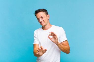 Genç yakışıklı adam tiksiniyor ve midesi bulanıyor. İğrenç, kokuşmuş ya da kötü kokan bir şeyden kaçıyor.