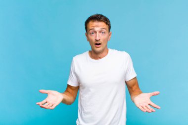 Genç ve yakışıklı bir adam son derece şok olmuş ve şaşırmış, endişeli ve paniklemiş, stresli ve dehşete kapılmış görünüyor.